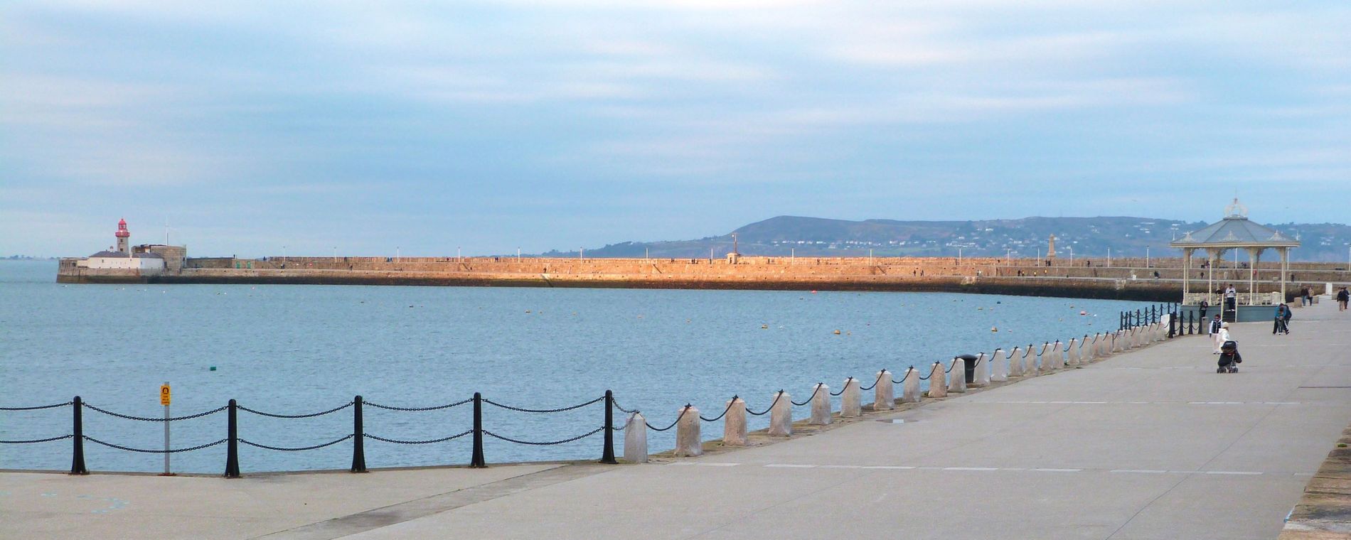 DUN LAOGHAIRE SOGGIORNO STUDIO 4.jpeg
